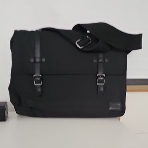 Steve Madden Black Messenger Bag with Adjustable Strap and Durable Fabric